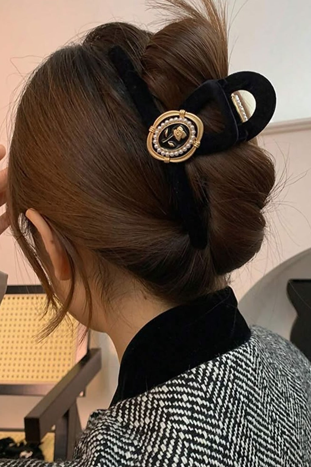 Pearl Rose Claw Clip Set – pair in hand